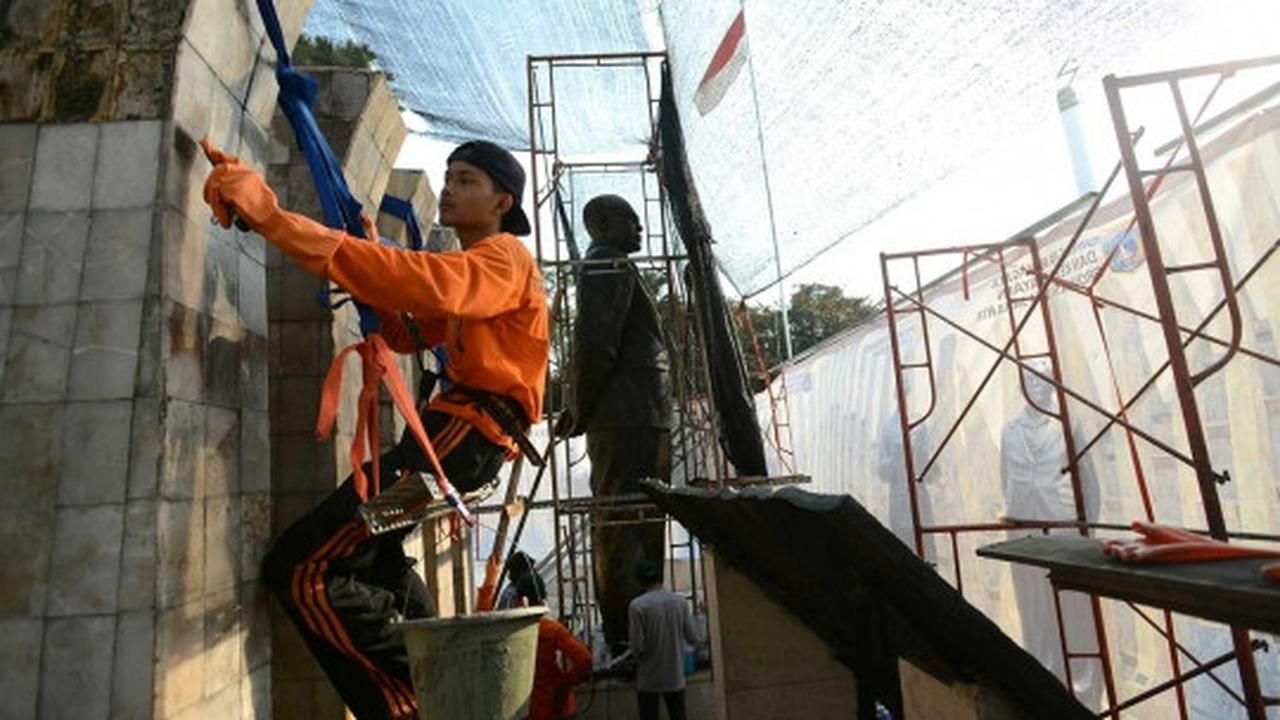 Melihat perawatan patung Soekarno-Hatta di Tugu Proklamasi