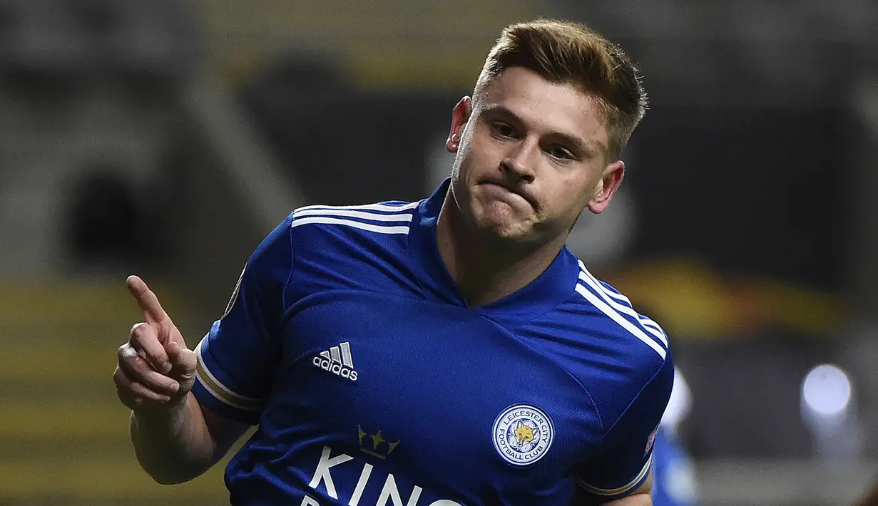 Gelandang Leicester City, Harvey Barnes, merayakan gol pertama Leicester City yang dibuatnya dalam laga lanjutan Liga Europa 2020/21 Grup G melawan SC Braga di Braga Municipal Stadium, Braga, Kamis (26/11/2020) waktu setempat. Leicester City bermain imbang 3-3 dengan SC Braga (AFP/Miguel Riopa)