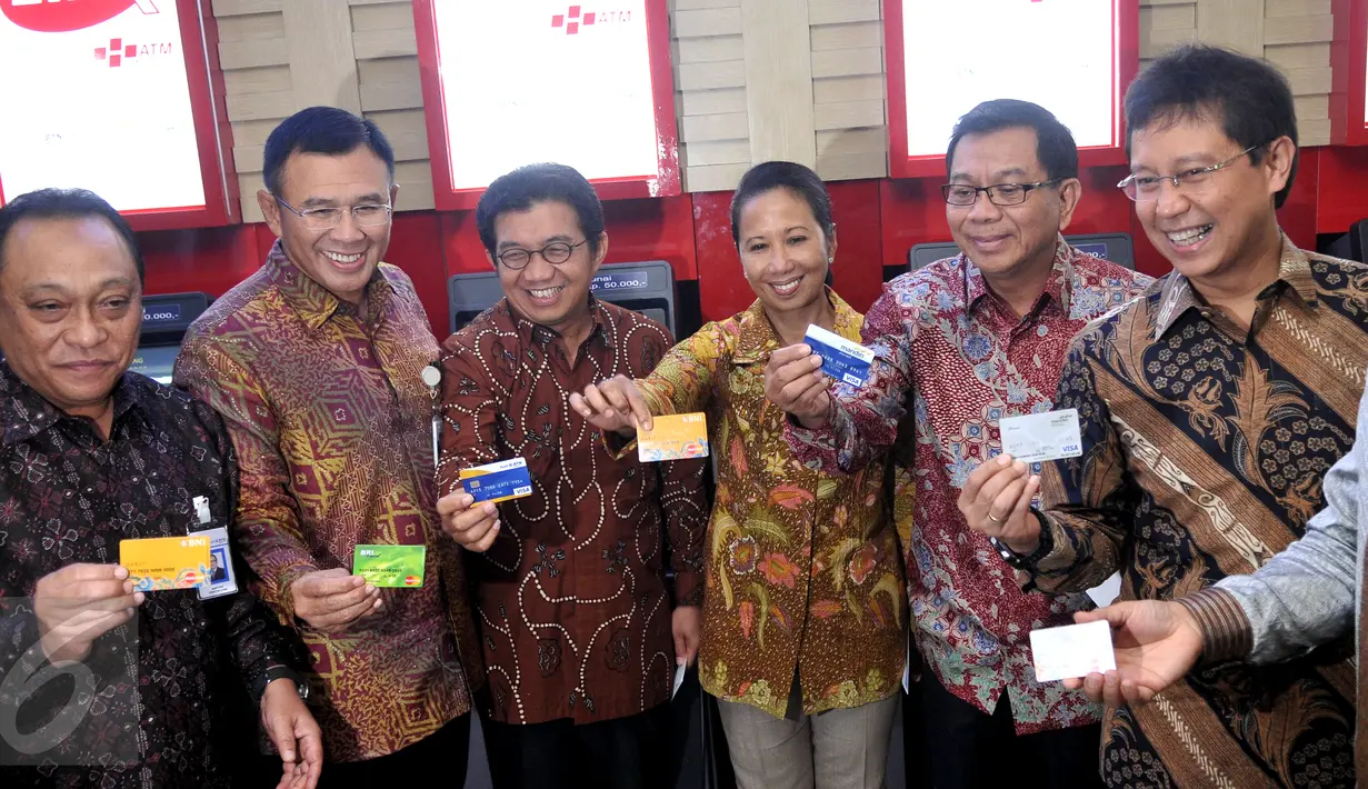 Menteri BUMN Rini Soemarno (ketiga kanan) saat peluncuran ATM Himbara Link di pasar Tanah Abang, Jakarta, Senin (21/12). Nasabah bank-bank BUMN ini bisa melakukan transaksi di ATM tersebut tanpa dikenaikan biaya tambahan. (Liputan6.com/Johan Tallo) 