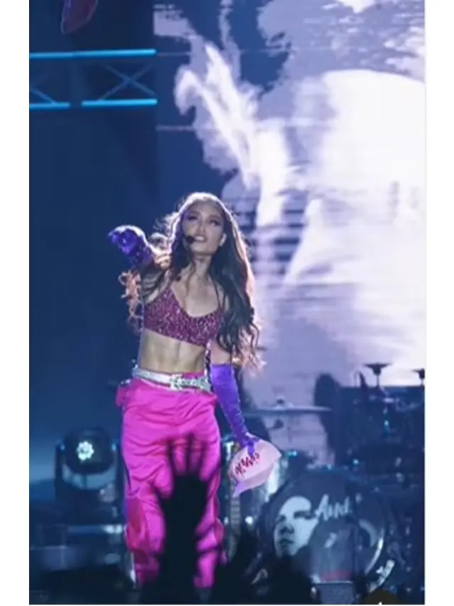Disebut Mirip Ariana Grande, Ini 6 Potret Aksi Panggung Cinta Laura di Konser Musik