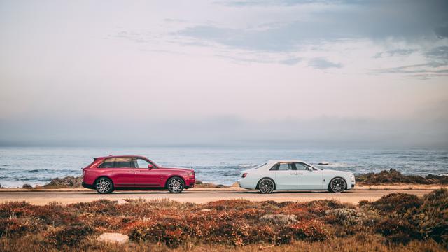 Warna Baru Rolls-Royce Black Badge Cullinan dan Ghost dalam Pebble Beach Collection 2022. (Dok. Rolls-Royce Motor Cars)