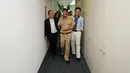 Wakil Gubernur DKI Jakarta, Djarot Saiful Hidayat (tengah) berjalan bersama awak redaksi Liputan6.com di Kawasan Senayan, Jakarta, (17/3/2015). Kedatangan Djarot untuk berdiskusi tentang beragam permasalahan ibukota. (Liputan6.com/Helmi Fithriansyah) 