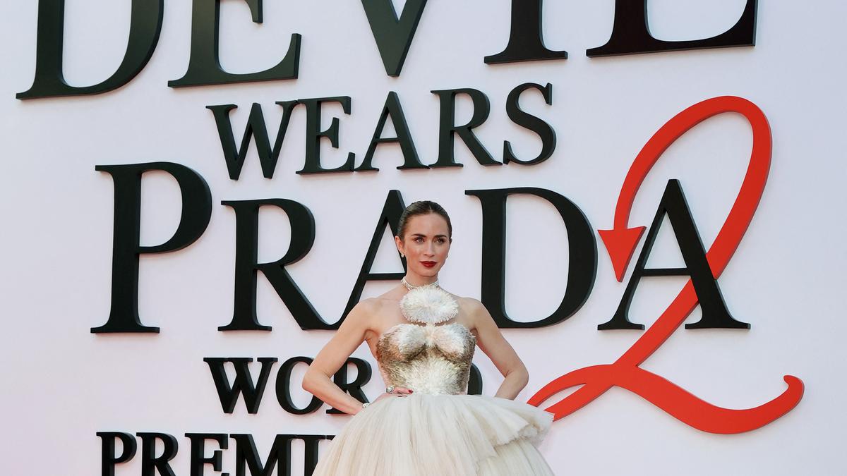 Emily Blunt Tampil Stunning di World Premiere The Devil Wears Prada 2, Pakai Ball Gown yang Dikerjakan Selama 4.000 Jam