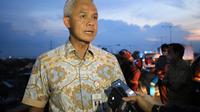 Foto Gubernur Jawa Tengah, Ganjar Pranowo usai meninjau air rob di daerah Semarang utara