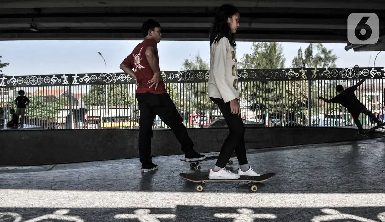 Muda-mudi bermain skateboard di Skate Park Kolong Flyover Pasar Rebo, Jakarta, Minggu (23/8/2020). Meski pandemi Covid-19 terus merebak di Ibu Kota, Skate Park Kolong Flyover Pasar Rebo tetap ramai didatangi untuk menyalurkan hobi. (Liputan6.com/Iqbal Nugroho)