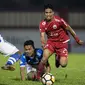 Gelandang Persib Bandun, Dedi Kusnandar, terjatuh mengejar gelandang Persija Jakarta, Sandi Sute, pada laga Liga 1 di Stadion PTIK, Jakarta, Sabtu (30/6/2018). Persija menang 1-0 atas Persib. (Bola.com/Vitalis Yogi Trisna)