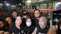 Tim Hotman 911 saat mendampingi Linda teman Vina Cirebon menjalani pemeriksaan oleh penyidik Polda Jabar di Mapolres Cirebon Kota. Foto (Liputan6.com / Panji Prayitno)