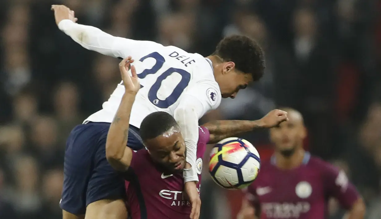 Duel pemain Tottenham, Dele Alli (kiri) dan pemain Manchester City, Raheem Sterling pada lanjutan Premier League di Wembley Stadium, (14/4/2018). Manchester City menang 3-1. (AP/Frank Augstein)