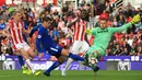 Proses terjadinya gol oleh striker Chelsea, Alvaro Morata, ke gawang Stoke City pada laga Premier League, di Stadion Bet365, Sabtu (23/9/2017). Chelsea menang 4-0 atas Stoke City. (AFP/Lindsey Parnaby)