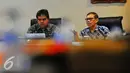 Ketua Komisi Aparatur Sipil Negara (ASN) Sofian Affandi (Batik Biru), dan Deputi II Kepala Staf Presiden Yanuar Nugraha (batik Hitam) saat berdiskusi tentang UU ASN dan permasalahannya di Setneg, Jakarta, Selasa (23/1). (Liputan6.com/Angga Yuniar)