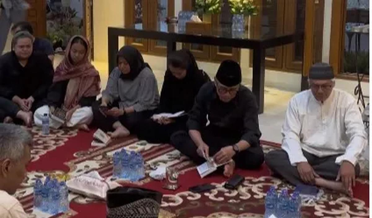 Masih dalam unggahan yang sama, keluarga juga mengadakan tahlilan di rumah duka untuk mendoakan almarhum.&nbsp;