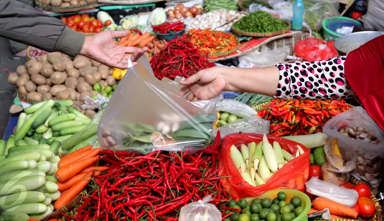 Aktifitas jual beli di Pasar Kebayoran Lama, Jakarta, Kamis (24/9/2015). Perayaan Idul Adha membuat sejumlah harga sayur mengalami kenaikan. (Liputan6.com/Angga Yuniar)