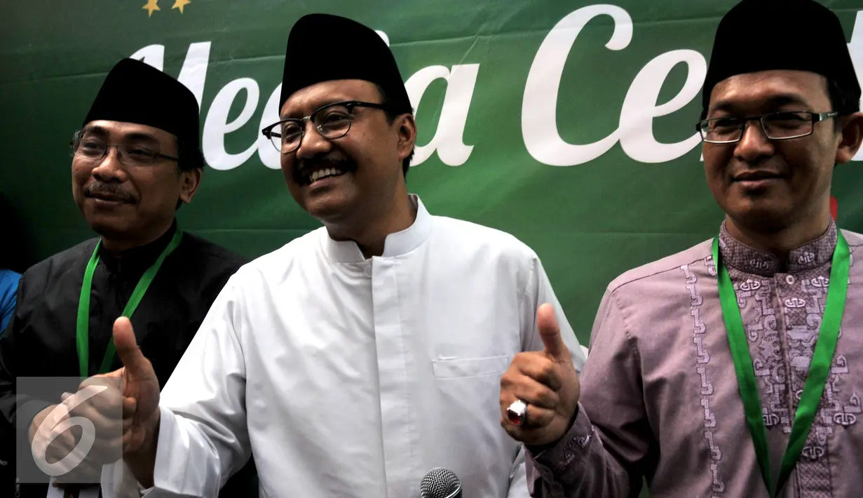 Rais Syuriah PBNU, KH. Yahya Cholil Staquf (Kiri), Ketua Panitia Daerah Muktamar NU, H. Syaifullah Yusuf, (Tengah), dan Rais Syuriah PBNU, KH. Ahmad Ishomuddin (Kiri) memberikan keterangan Pers di Jombang, Rabu, (5/8/2015). (Liputan6.Com/JohanTallo)