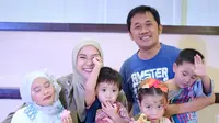Zaskia Adya Mecca bersama suami dan anak-anak. (Foto: Dok. Instagram @zaskiadyamecca)