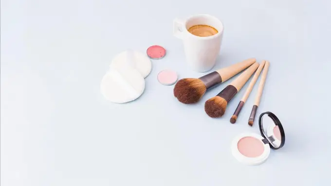 Kuas dan Spons Makeup Kotor? Begini Cara Membersihkannya agar Tetap Awet dan Higienis! (Foto: Freepik/freepik)