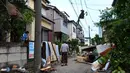 Warga melihat jalanan mereka ditutupi dengan puing-puing berserakan. Usai tornado, warga setempat memeriksa rumah-rumah mereka yang rusak. (AFP/Kazuhiro Nogi/wwn)