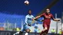 Striker Lazio, Balde Diao Keita, duel udara dengan bek AS Roma, Kostas Manolas pada laga lanjutan Serie A di Stadion Olympic, Roma (30/04/2017). Keita menjadi pemain yang diperebutkan AC Milan dan Juventus. (AFP/Filippo Monteforte)