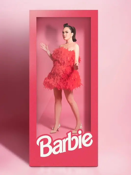 <p>Mengikuti animo film Barbie, Shandy Aulia ikutan cosplay mirip Barbie [@shandyaulia]</p>