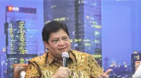 Menteri Perindustrian Airlangga Hartarto  di Kantor Kementerian Komunikasi dan Informatika (Kominfo), Jalan Medan Merdeka Barat, Jakarta, Senin 16 April 2018