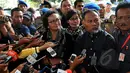Wakil Ketua KPK, Bambang Widjojanto didampingi kuasa hukumnya, Nursyahbani Katjasungkana memenuhi panggilan di Bareskrim Mabes Polri, Jakarta, Selasa (3/2/2015). (Liputan6.com/Johan Tallo)