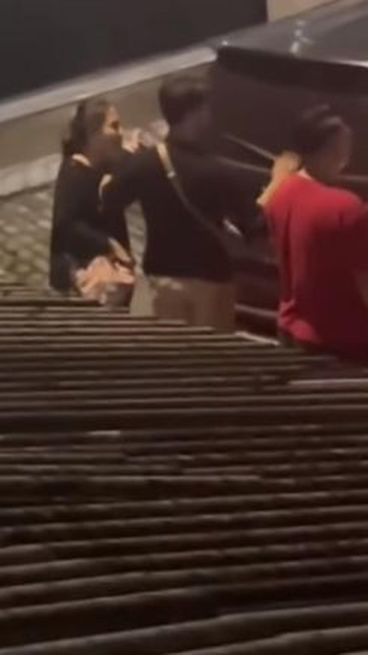 "Rekan saya mengingatkan bahwa driver ini salah karena seharusnya belok ke kiri tapi justru driver menggerutu dan mundur sedikit dengan masih ugal-ugalan bawa mobil," demikian dikutip dari keterangan unggahan akun Instagram @kabarnegri.