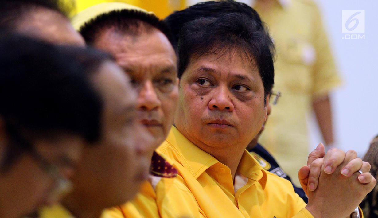 Ketua Umum Partai Golkar Airlangga Hartarto memimpin rapat pleno perdana setelah terbentuknya kepengurusan baru di DPP Golkar, Jakarta, Senin (29/1). Rapat pleno ini juga beragendakan perkenalan pengurus baru. (Liputan6.com/Johan Tallo)