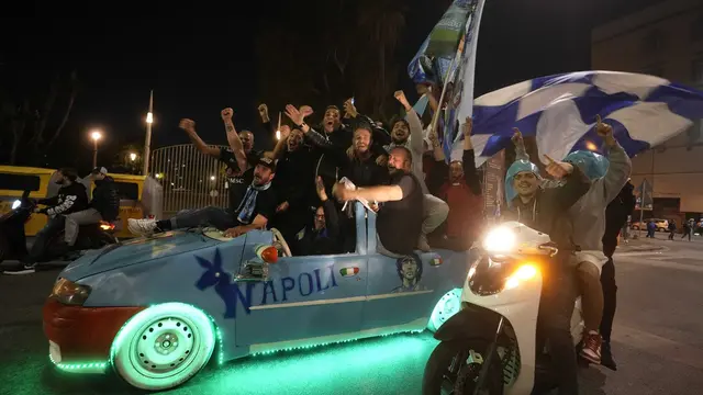 Foto: Melihat Perayaan Gila Suporter Napoli di Kota Naples