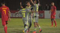Para pemain Borneo FC berselebrasi usai gol yang dicetak oleh Lerby Eliandry melalui eksekusi penalti ke gawang Kalteng Putra dalam lanjutan Shopee Liga 1 2019 di Stadion Sultan Agung, Bantul, Rabu (3/7/2019). (Bola.com/Vincentius Atmaja)