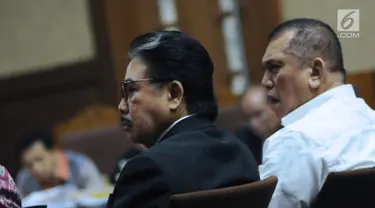 Pengacara Hotma Sitompul (kiri) dan Ketua Komisi II DPR RI 2009-2014, Chairuman Harahap menjadi saksi sidang lanjutan dugaan korupsi proyek e-KTP dengan terdakwa, Setya Novanto di Pengadilan Tipikor, Jakarta, Kamis (1/2). (Liputan6.com/Helmi Fithriansyah)