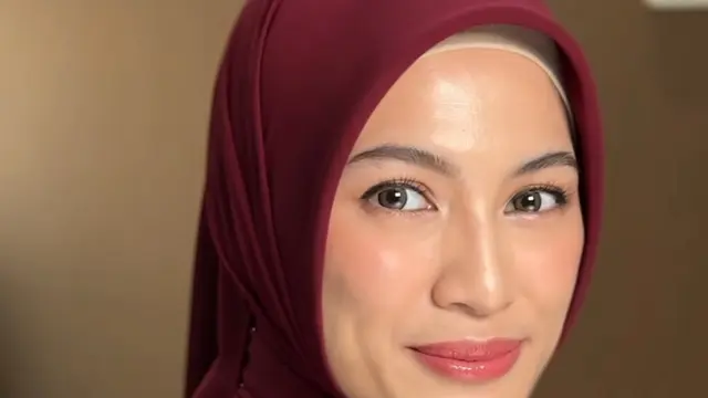 Alyssa Soebandono dengan kerudung maroon. [@nooibeuty]