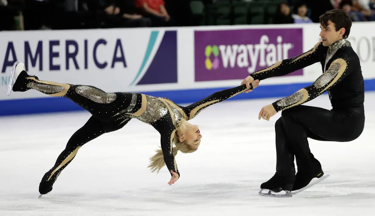 Pasangan atlet ice skating USA,, Alexa Scimeca Knierim dan Chris Knierim menunjukkan gerakan saat bersaing dalam kategori Pairs Short Program pada ISU Grand Prix of Figure Skating Skate America di Washington, Jumat (19/10). (AP Photo/Ted S. Warren)