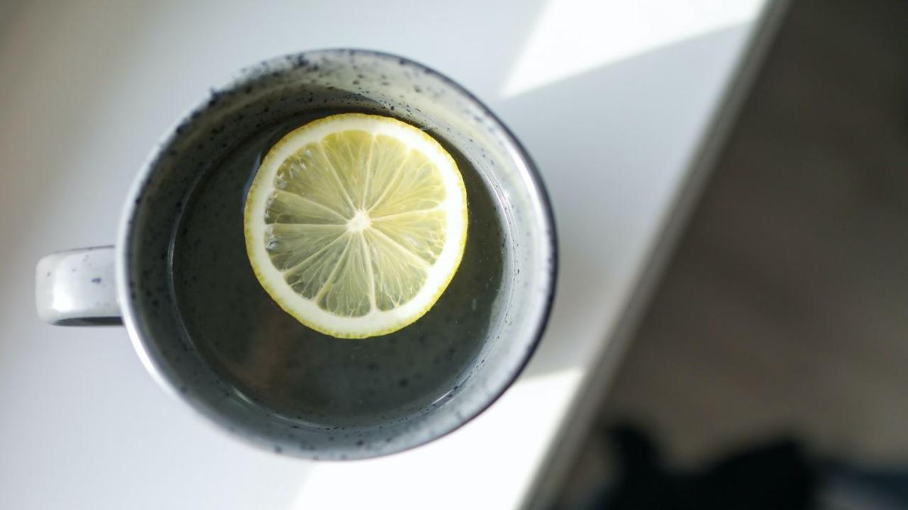 9. Minum Air Lemon Hangat