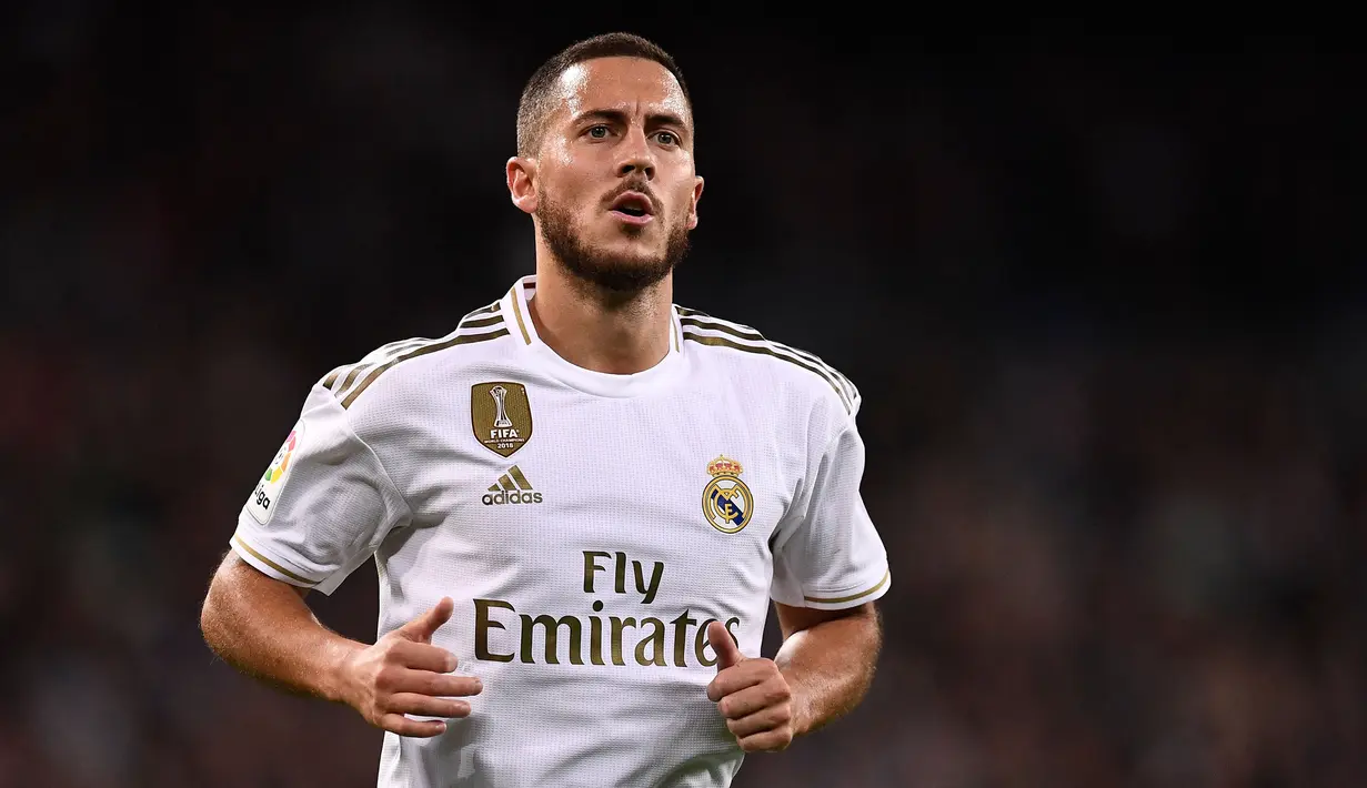 Eden Hazard harus berjuang dengan performa buruk dan cedera saat membela Real Madrid. Hal itu membuat Los Blancos bersedia menjual mantan pemain Chelsea tersebut dengan harga 21 juta poundsterling. West Ham United dan Everton dikabarkan tertarik untuk mengontrak Hazard. (AFP/Oscar Del Pozo)