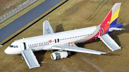 Pesawat Asiana Airlines nomor penerbangan OZ162 tergelincir di Bandara Hiroshima, Jepang, pada Selasa (14/4) malam waktu setempat, Rabu (15/4/2015). Sebanyak 23 orang dikabarkan mengalami luka-luka dalam peristiwa tersebut. (REUTERS/Kyodo)