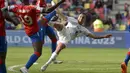 Pemain Uruguay U-20, Franco Gonzalez (kanan) berusaha mencetak gol ke gawang Gambia U-20 pada laga 16 besar Piala Dunia U-20 di Estadio Unico Madre de Ciudades, Argentina, Jumat (02/06/2023) dini hari WIB. (AP Photo/Nicolas Aguilera)