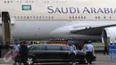 Petugas mempersiapkan sambutan kedatangan Raja Arab Saudi Salman bin Abdulaziz al-Saud yang tiba di Bandara Halim Perdanakusuma, Rabu (3/1).  (Liputan6.com/Fery Pradolo)