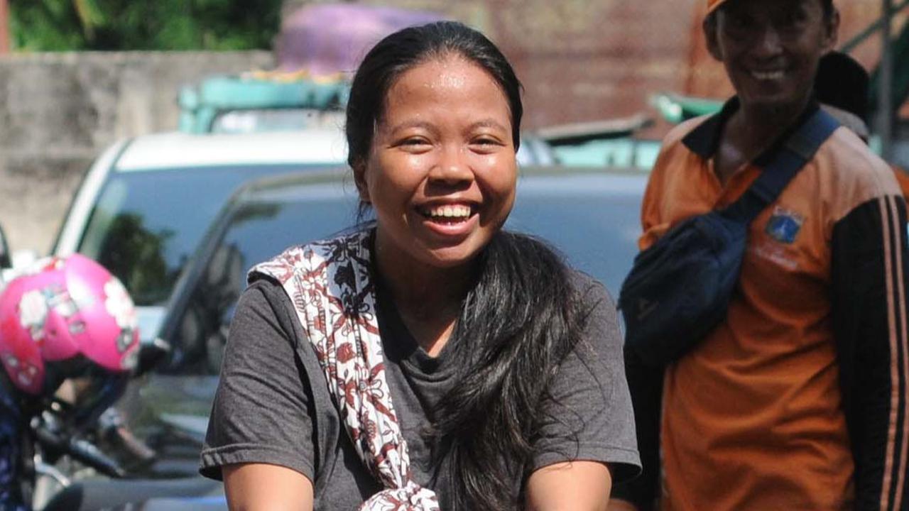 Penyaluran beras ini merupakan bagian dari bantuan sosial (bansos) pemerintah untuk membantu warga sekaligus menurunkan harga beras yang sempat melambung.&nbsp;&nbsp;Foto: Merdeka.com/Imam Buhori