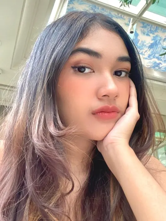 <p>[Instagram/natashaurbach]</p>