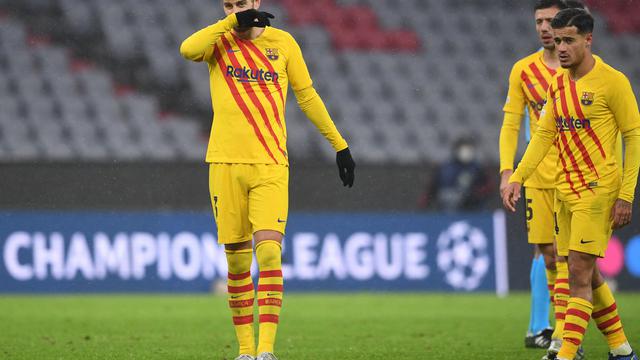 Pemain Barcelona tertunduk lesu usai tersingkir di fase grup Liga Champions