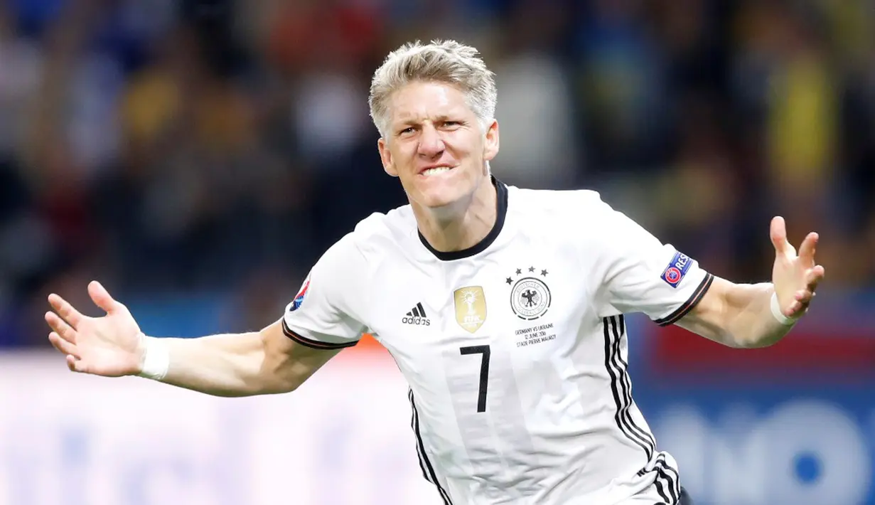 Ekspresi Bastian Schweinsteiger setelah mencetak gol kedua Jerman ke gawang Ukraina pada laga Grup C Piala Eropa 2016 di Stade Pierre-Mauroy, Senin (13/6/2016) dini hari WIB. (Action Images via Reuters/Carl Recine)