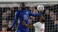 Bek Chelsea Antonio Rudiger melompat saat berebut bola dengan bek Tottenham Hotspur Japhet Tanganga dalam semifinal leg pertama Piala Liga Inggris di Stamford Bridge, Kamis (6/1/2022) dini hari WIB. Chelsea mengungguli Tottenham Hotspur 2-0. (AP Photo/Kirsty Wigglesworth)