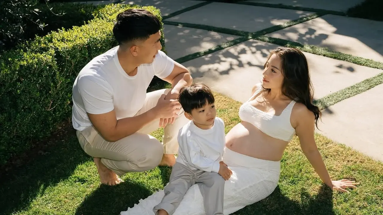 6 Gaya Trendy Nikita Willy Pamer Baby Bump Sebelum Melahirkan Anak Kedua dengan Water Birth