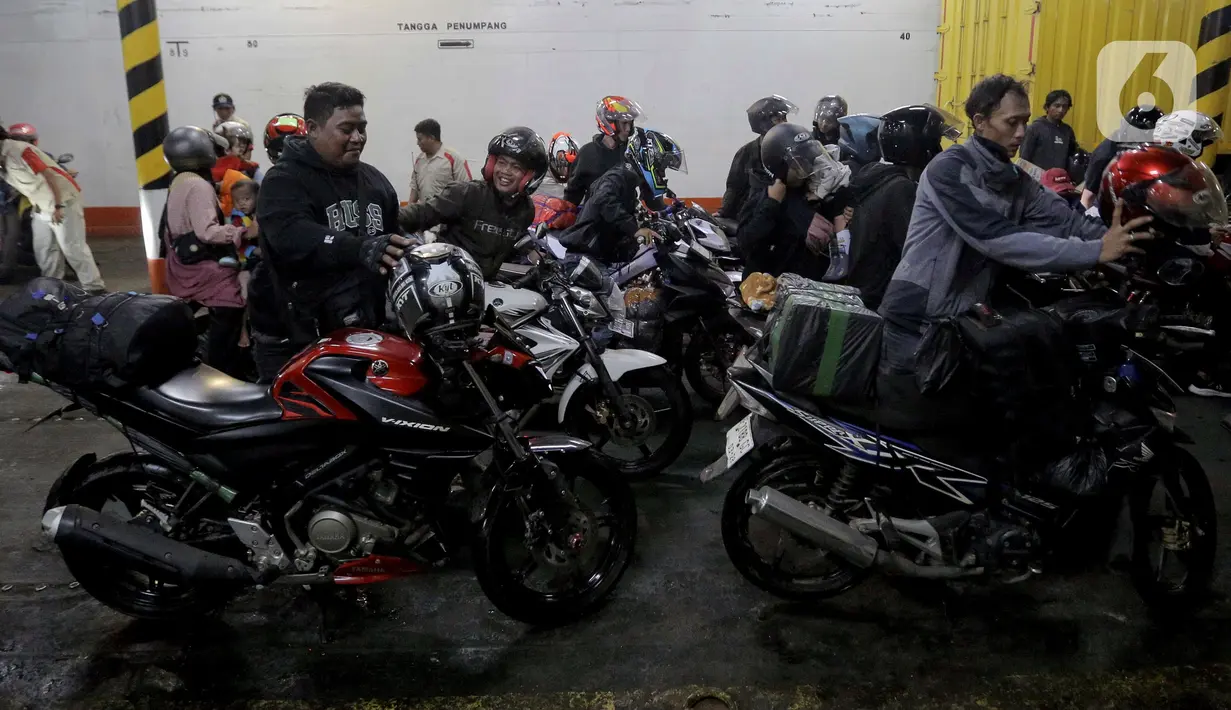 Untuk diketahui, pada masa angkutan Lebaran 2025 pemerintah menerapkan skema pembagian pelabuhan berdasarkan jenis kendaraan. (Liputan6.com/Herman Zakharia)