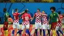 Dua pemain belakang Kamerun, Aurelien Chedjou (kiri) dan Benoit Assou-Ekotto, lesu usai dikalahkan Kroasia 0-4 di di babak penyisihan Piala Dunia 2014 Grup A di Stadion Amazonia, Manaus, Brasil, (19/6/2014). (AFP PHOTO/Raphael Alves)