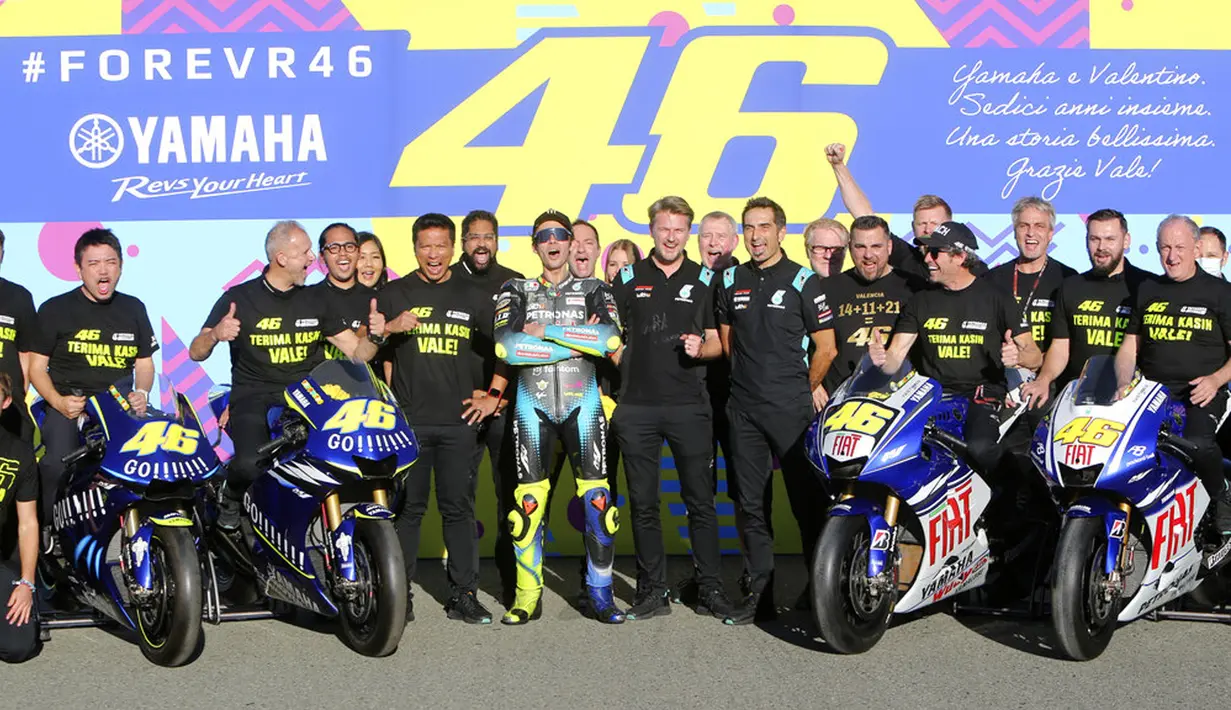 Pembalap MotoGP Valentino Rossi (tengah) berpose dengan tim Yamaha dan beberapa motor balap masa lalunya setelah balapan MotoGP Valencia 2021 di Sirkuit Ricardo Tormo, Cheste, Spanyol, 14 November 2021. Secara statistik, 2021 merupakan kampanye terburuk Valentino Rossi. (AP Photo/Alberto Saiz)