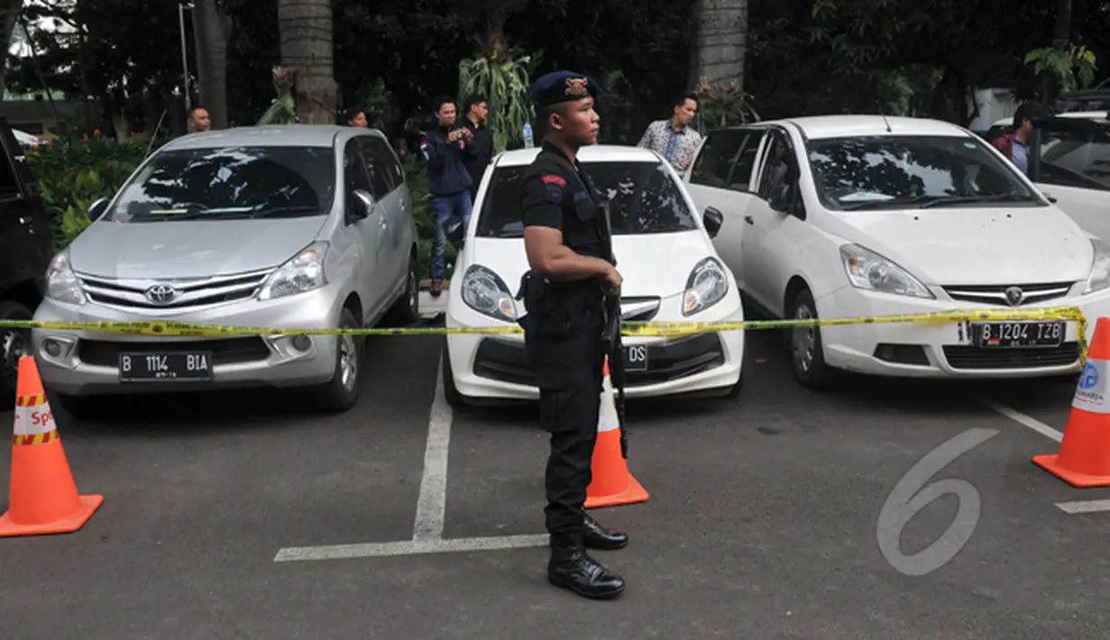 Sejumlah mobil milik tersangka dan korban ikut ditampilkan dalam rilis kasus curas, curat dan curanmor di Mapolda Metro Jaya, Jakarta, Jumat (27/2). Dalam kasus tersebut Polda Metro Jaya berhasil mengamankan 244 tersangka. (Liputan6.com/Johan Tallo)