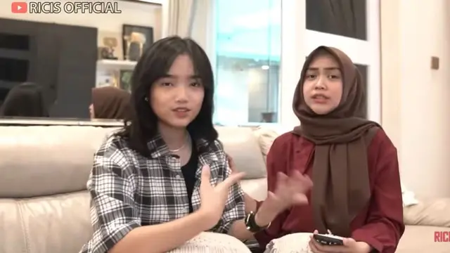 Fuji, adik ipar Vanessa Angel (Foto: YouTube)