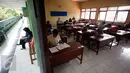  Seorang kerabat menunggu keluarganya  saat mengikuti ujian kesetaraan Paket C di SMPN 15 Yogyakarta, Senin (4/4). Sebanyak 447 peserta mengikuti ujian akhir untuk mendapatkan ijazah setingkat SMA. (Liputan6.com/Boy Harjanto)