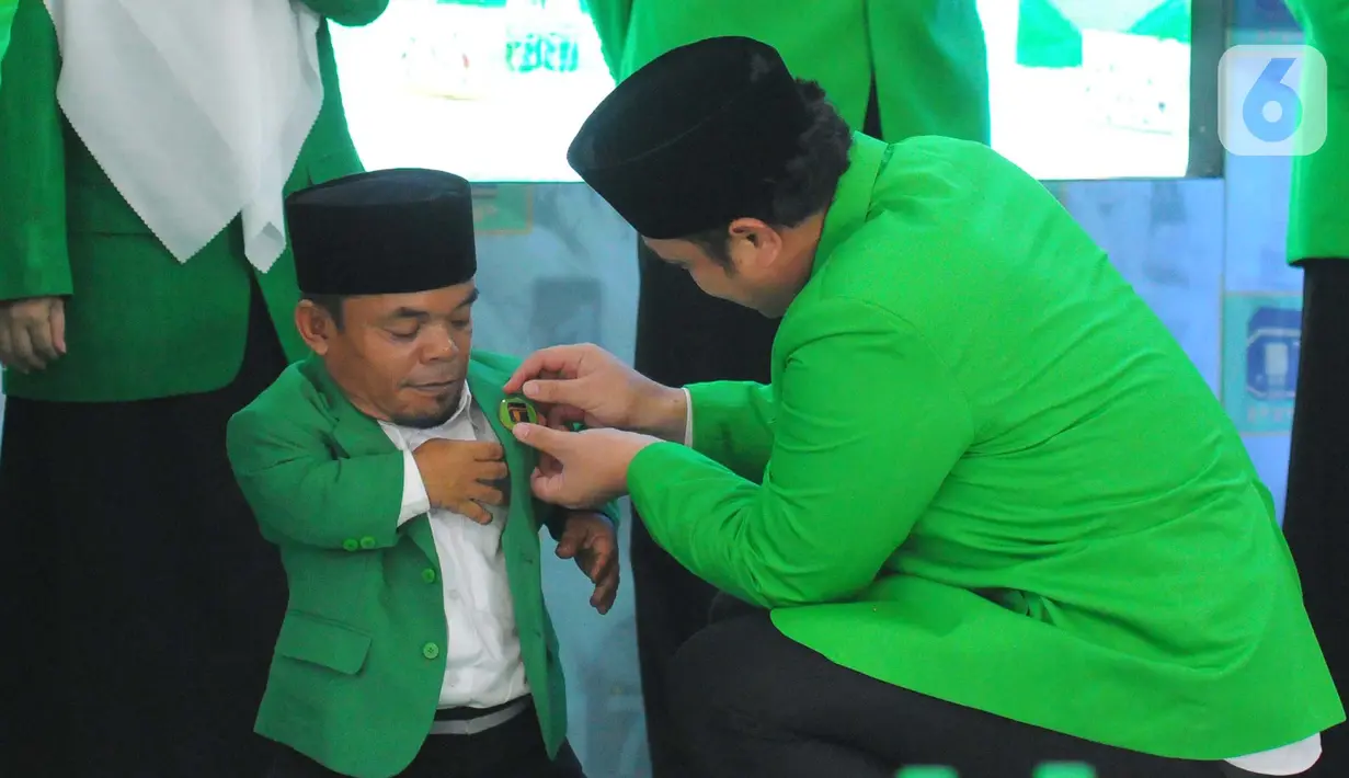 Bakal calon anggota legislatif (Bacaleg) dari PPP yang juga artis Usnan Batubara atau Ucok Baba menerima berkas dan surat tugas  di Kantor DPP PPP, Jakarta, Rabu (7/6/2021). (merdeka.com/Imam Buhori)