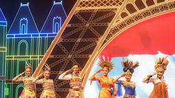 Pertunjukan tari tradisional saat acara peresmian Aice sebagai es krim ofisial Tim Indonesia di Olimpiade 2024 di Djakarta Theater XXI, Jakarta, Jumat (05/07/2024). (Bola.com/Bagaskara Lazuardi)